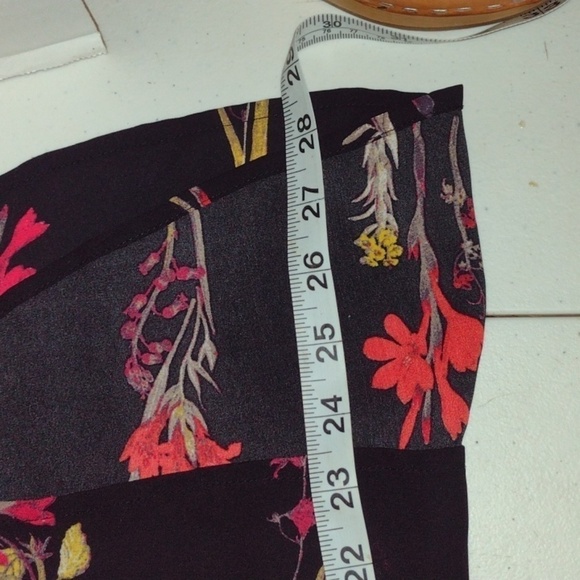 VINCE Camuto Cold-Shoulder Bell-Sleeve Black Top size medium flower print - Picture 9 of 9